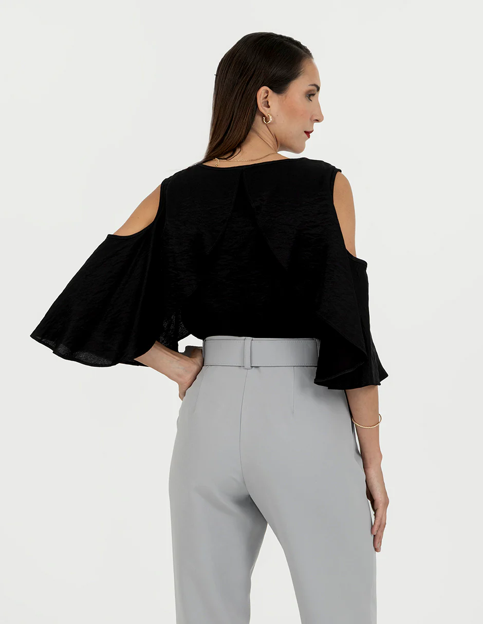 Blusa negra de escote V con mangas de escarola y abertura en hombros - Imagen 4