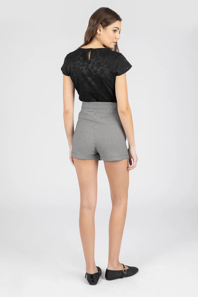Blusa negra con detalle en cuello y espalda - Imagen 3