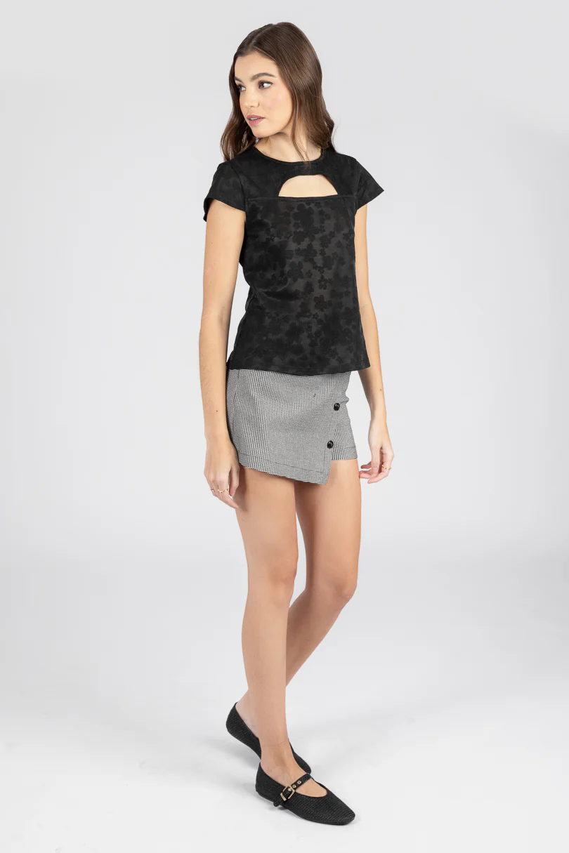 Blusa negra con detalle en cuello y espalda - Imagen 6