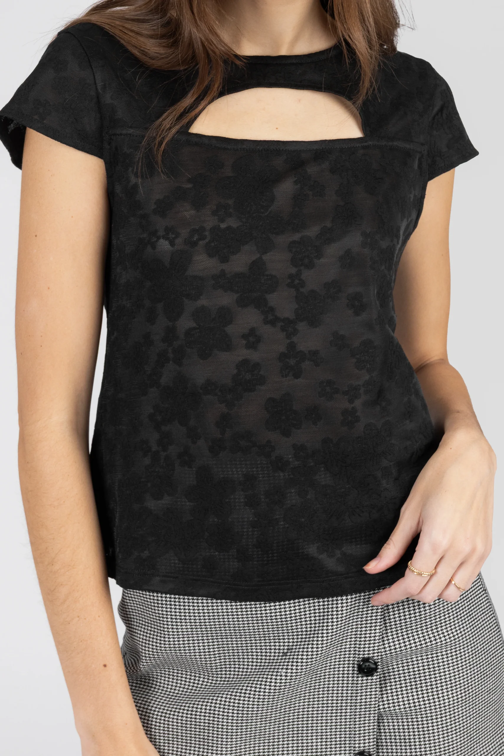 Blusa negra con detalle en cuello y espalda - Imagen 4