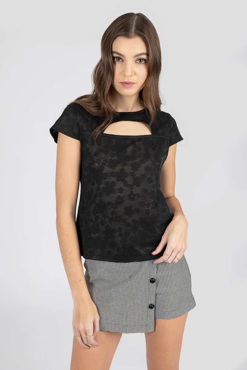 Blusa negra con detalle en cuello y espalda - Imagen 2