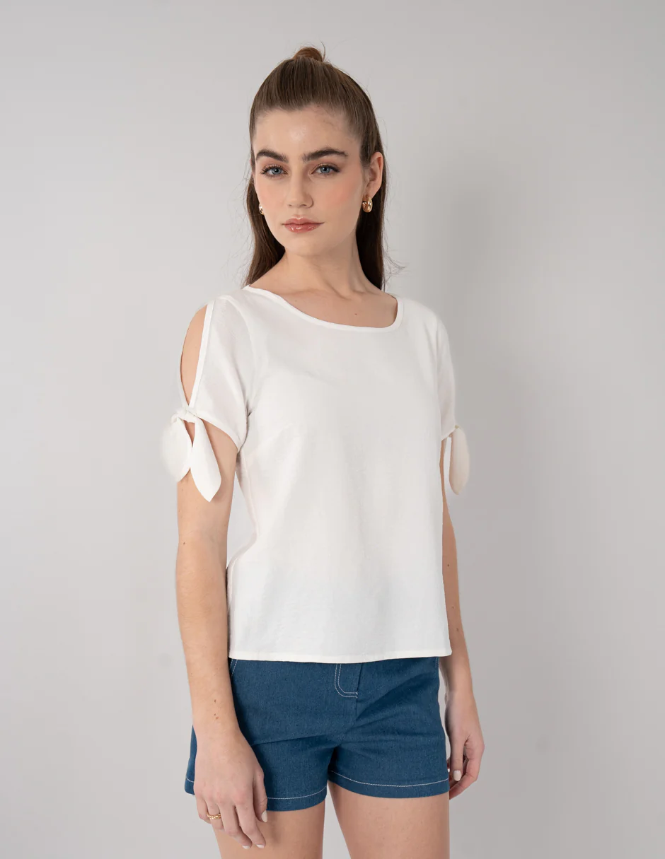 Blusa blanca con detalle de cinta en mangas - Imagen 2